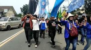 Ratusan Buruh Banten Long March ke Istana Negara Jakarta