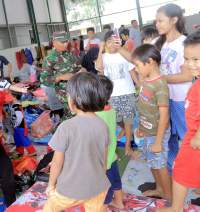 Korban banjir di Total Persada, Kota Tangerang di tempat pengungsian.