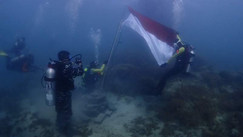 Bendera Merah Putih Kembali Berkibar di Dasar Laut Selat Sunda