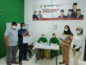 Anggota DPRD Kabupaten Serang M. Nofi Fatwarohman saat mendampingi warga ikuti vaksinasi