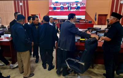 Anggota DPRD Tangsel saat paripurna pembentukan Pansus empat Raperda usulan Pemkot Tangsel.