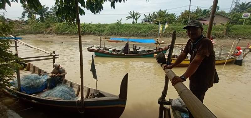 Nelayan Desa Nagalawan usai pulang mencari ikan di laut.