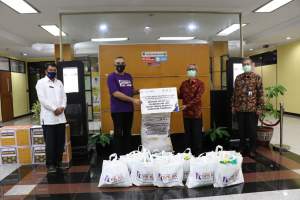 Zaki Terima Bantuan APD dari BPR Kerta Raharja