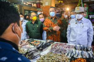 Antisipasi Lonjakan Harga Jelang Ramadhan, Wali Kota Bersama Wakil Menteri Pertanian Sidak Pasar