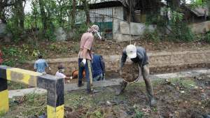 Antisipasi Banjir Krakatau Posco Bersama Masyarakat Bersihkan Saluran Air