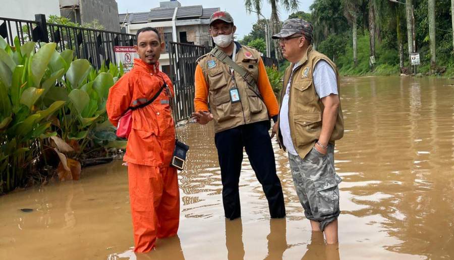 Ketua Fraksi Demokrat DPRD Kota Tangsel, Rizki Jonis, saat pantau banjir akibat luapan kali Angke di Pondok Benda, Pamulang.