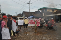 Puluhan Warga Bojong Blokir Jalan Saketi-Picung