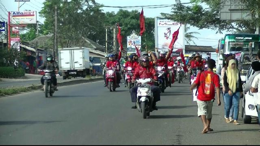 Ribuan buruh dari Kabupaten Tangerang saat berangkat ke Jakarta peringati Mayday, Jum'at (1/5).