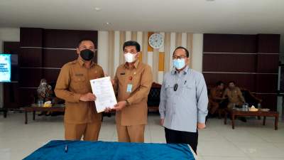 Sertijab Sekwan lama yang sebelumnya di jabat Chaerul Soleh kepada pejabat baru, Wahyudi Leksono. Nampak Ketua DPRD Abdul Rasyid ikut menyaksikan prosesi Sertijab tersebut.