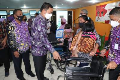 Mad Romli Serahkan Bantuan Kursi Roda Kepada Anak Berkebutuhan Khusus