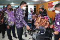 Mad Romli Serahkan Bantuan Kursi Roda Kepada Anak Berkebutuhan Khusus