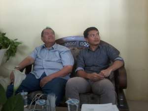 ..  Sekjen Forum Korbn Mafia Tanah Indonesia (FKMTI) Agus Muldya (kiri) dan Asisten ombudsman Banten Adam (kanan)