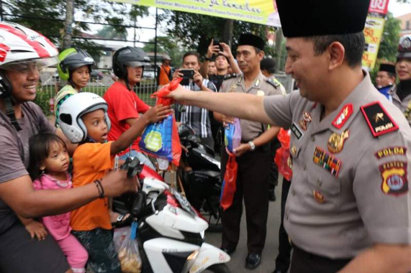 ⁠⁠⁠Kapolda Banten Bagikan Ta'jil Kepada Warga