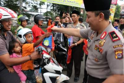 Kapolda Banten Bagikan Ta'jil Kepada Warga