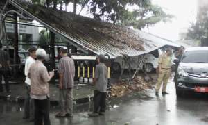 Diterjang Hujan, Atap Parkiran Perpustakaan Ambruk