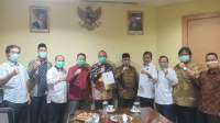 DPP PKS menyerahkan surat rekomendasi penetapan kepada Bacalon Walikota Cilegon dari Partai Berkarya, Helldy Agustian dan Bacalon Wakil Walikota Cilegon dari PKS, Sanuji Pentamarta maju di Pilkada Cilegon, Kamis (4/6).
