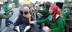 DPC PPP Sergai Bagi Takjil Buka Puasa Kepada Masyarakat