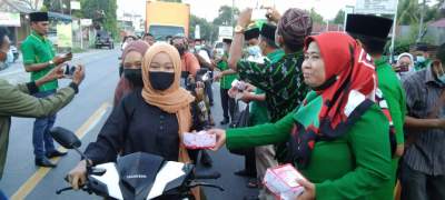 DPC PPP Sergai Bagi Takjil Buka Puasa Kepada Masyarakat