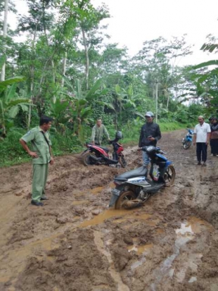 Tampak kondisi jalan cinangka sebagai jalan penghubung warga cinagka ke luar desa