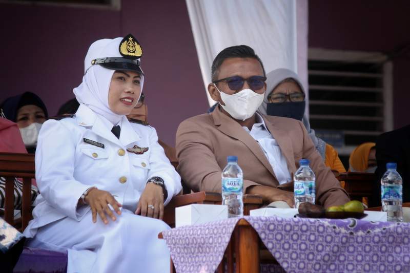 Kepala Smk Pelayaran Makarya Bogor, Mariyah Yazied bersama Wakil Ketua DPRD Kota Bogor, Jenal Mutaqin. (aip) 