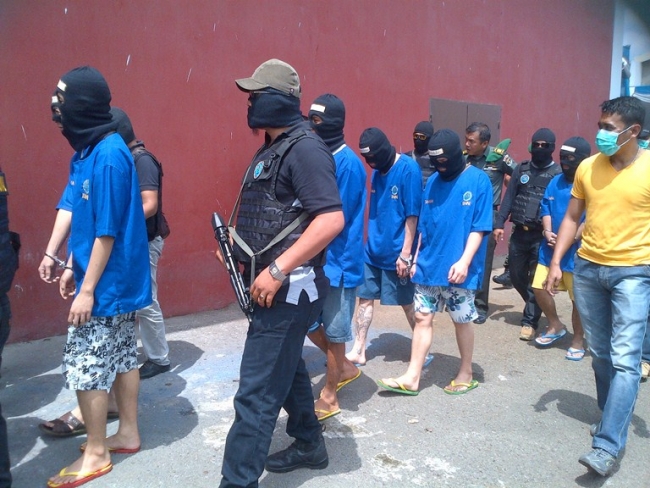 WCP bersama anak buahnya saat melihat pemusnahan barang bukti Sabu miliknya