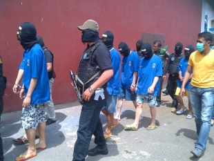 WCP bersama anak buahnya saat melihat pemusnahan barang bukti Sabu miliknya