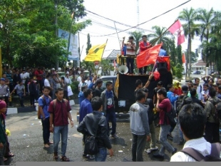 Pelantikan DPRD Pandeglang Diwarnai Aksi Demo