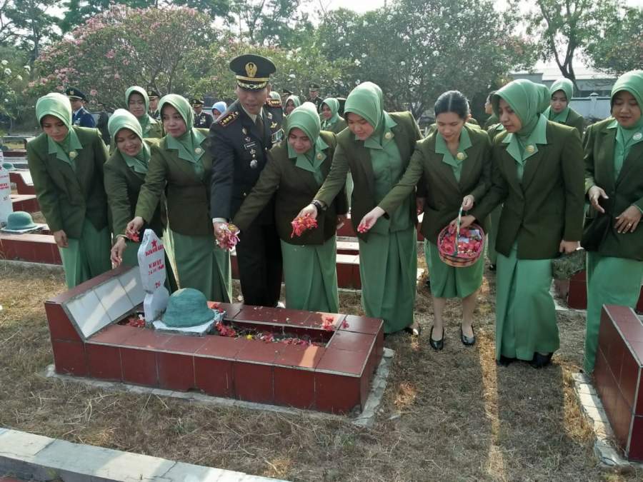 Jelang Hut TNI ke 74, Danrem 064/MY Ziarah Nasional ke Makam Pahlawan