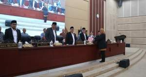 Anggota Fraksi Gerindra-PAN, Zulfa Sungki Setiawati saat menyerahkan pandangan umum mengenai dua Raperda kepada pimpinan DPRD Kota Tangsel.