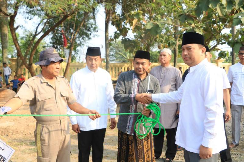 Kapolda Banten, Menyerahkan dan Hadiri Penyembelihan Hewan Qurban di Halaman Mesjid Baiturahman