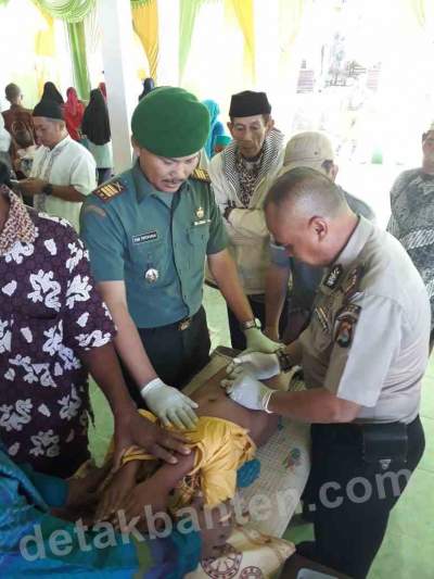 Kapolsek Panggarangan Jadi Tukang Sunat
