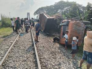 Dump Truk Tertabrak KA Putri Deli di Sergai, Sopir Tewas