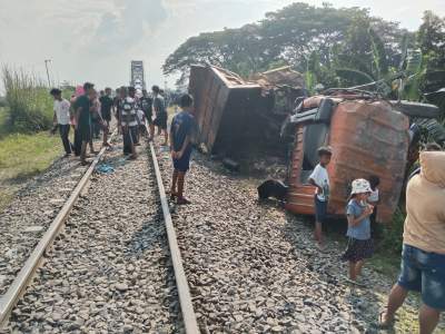 Dump Truk Tertabrak KA Putri Deli di Sergai, Sopir Tewas