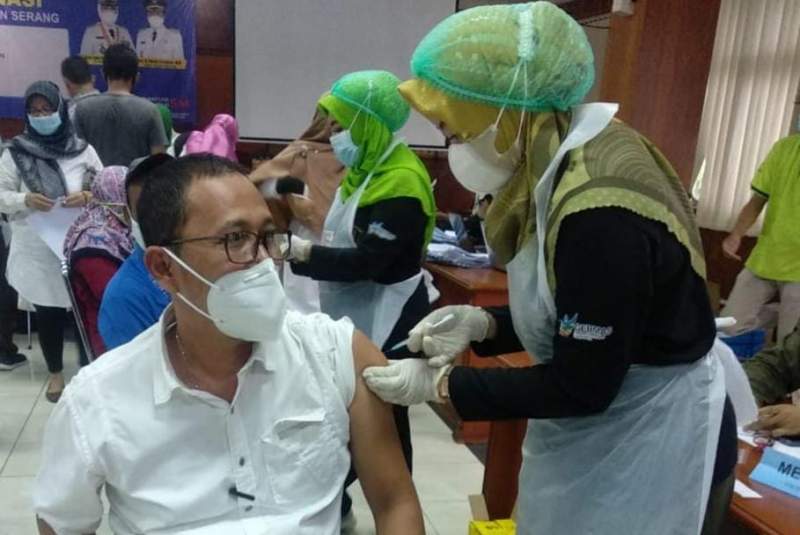 Dukung Kebijakan Kemendikbud, Guru di Kabupaten Serang Divaksin