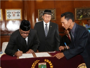 Rano usai Rapat Paripurna Istimewa Penyerahan Hasil Pemeriksaan LHP BPK RI atas Laporan Keuangan Pemerintah Provinsi Banten Tahun Anggaran 2014, di Gedung DPRD Provinsi Banten, Senin (01/06). 