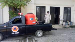 Kantor DP3AKB Kota Cilegon saat disemprot cairan disinfektan, Kamis (27/8/2020).