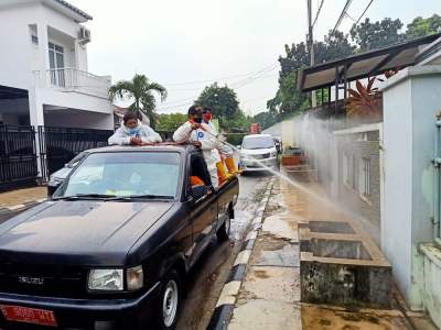 Pengurus RW 19 VDT dan Satgas Covid-19 Tangsel Semprot Disinfektan Rumah Warga