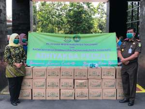 Kejari Kabupaten Tangerang Bagikan Paket Sembako Kepada Warga Terdampak.Covid-19
