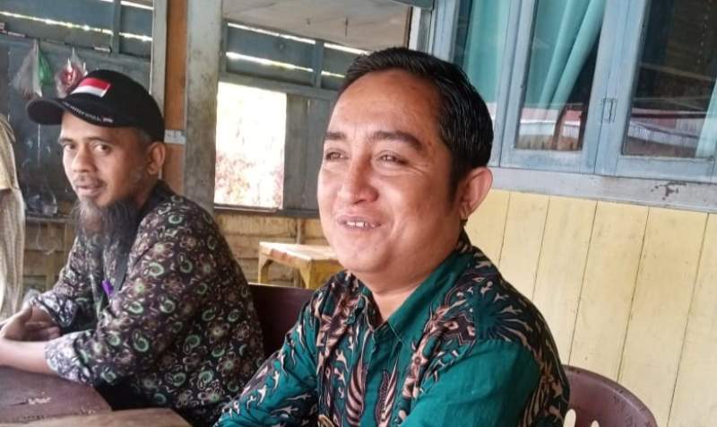 Wali nagari Cubadak Barat Kesrianovi pakai baju batik warna agak biru.