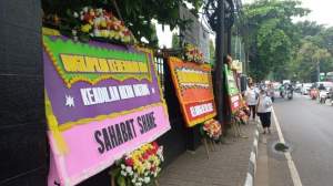 Deretan karangan bunga berjejer di depan Pengadilan Negeri Jakarta Selatan, Selasa (6/6/2023).