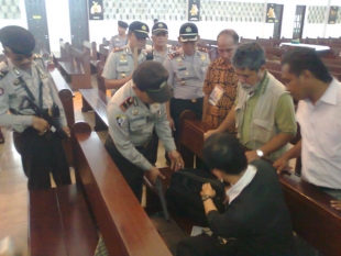Pamulang- Polisi melakukan pengamanan di Gereja Santo Bernabas Jelang Misa Malam, Selasa (24/12)DT
