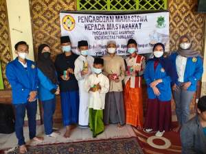 Melihat Keseruan Anak-anak Panti Asuhan Membuat Kerajinan Tempat Pensil bersama Mahasiswa Unpam