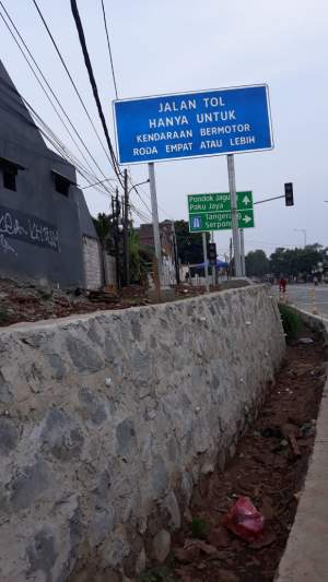 Tampak tembok warga dibelakang jal tol kunciran serpong tanpa tembok pembatas