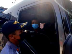 Antar Pegawai Koperasi Angkatan Laut, Minibus dicegat Petugas di Pospam Bitung