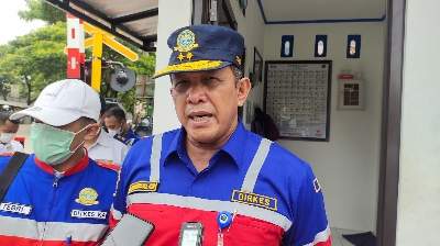 Direktur Keselamatan DJKA Kemenhub Edi Nursalam saat memberikan keterangan kepada awak media usai meninjau palang pintu perlintasan kereta api di dekat Kantor Bappeda Kota Cilegon, Kamis (10/2/2022).
