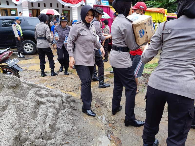 Polwan Polri Gotong Royong Distribusikan Bantuan Sembako
