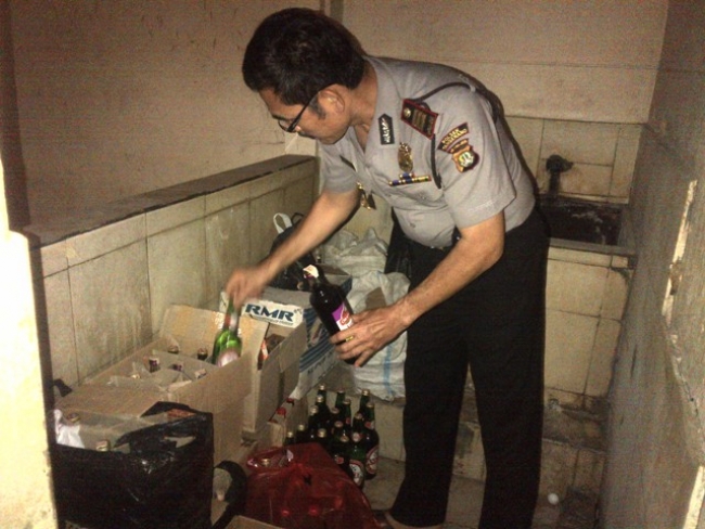 wakapolsek Tangerang AKP Effendy sedang memperlihatkan hasil razia miras 