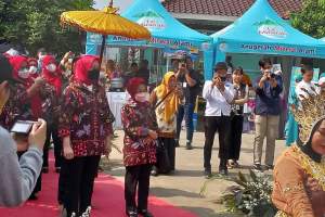 Gelar Binwil, Wakil Ketua Tim Penggerak PKK Kunjungi Desa Cibugel