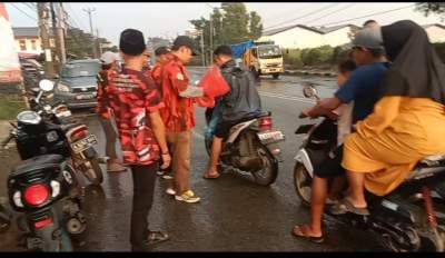 Ormas Pemuda Pancasila PAC Jayanti Bagikan Takjil