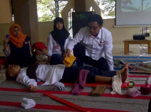 (PMI) memberikan pelatihan cara menangani cedera alat gerak